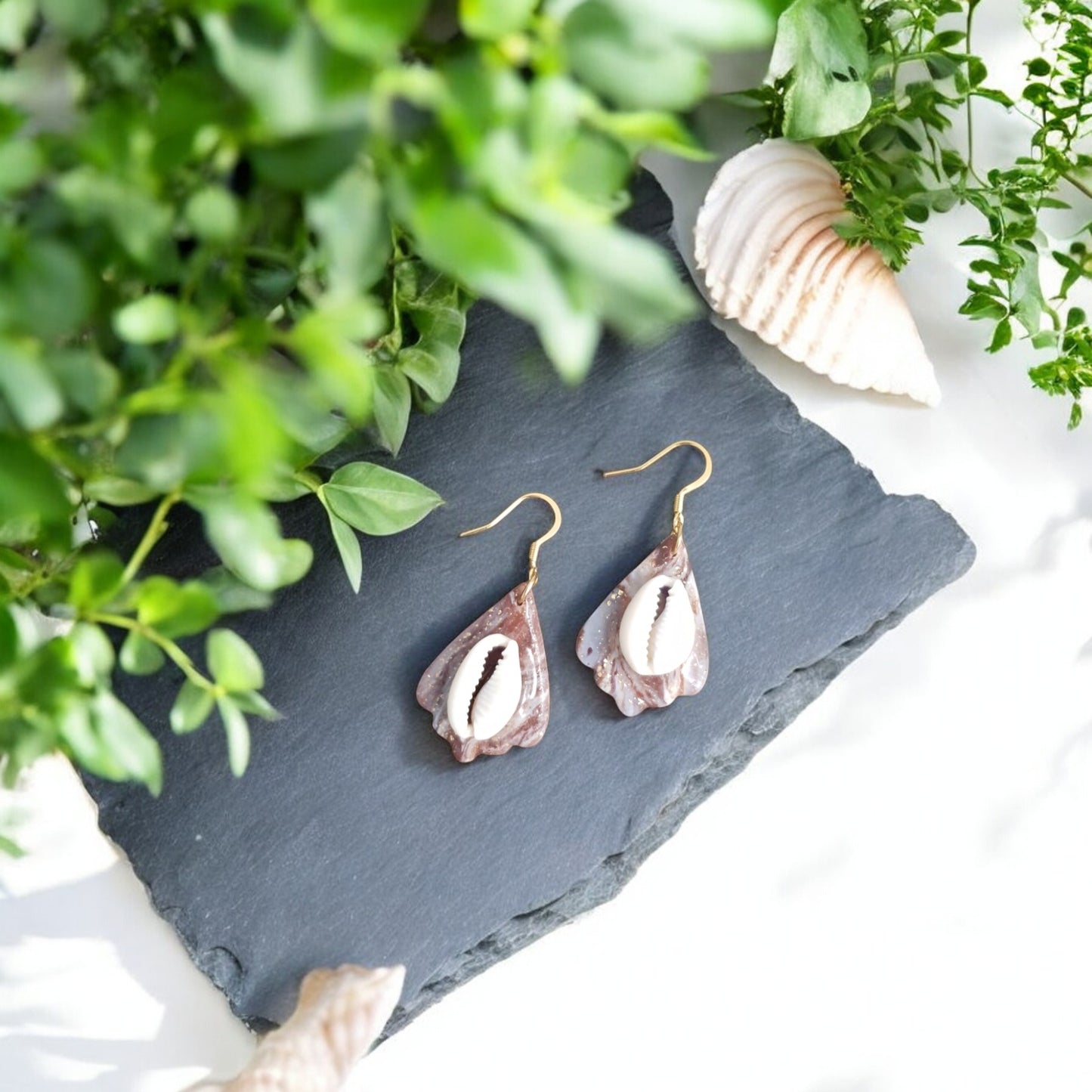 Boucles d'oreilles cauri artisanales Sagesse en argile polymère avec feuilles d'or.