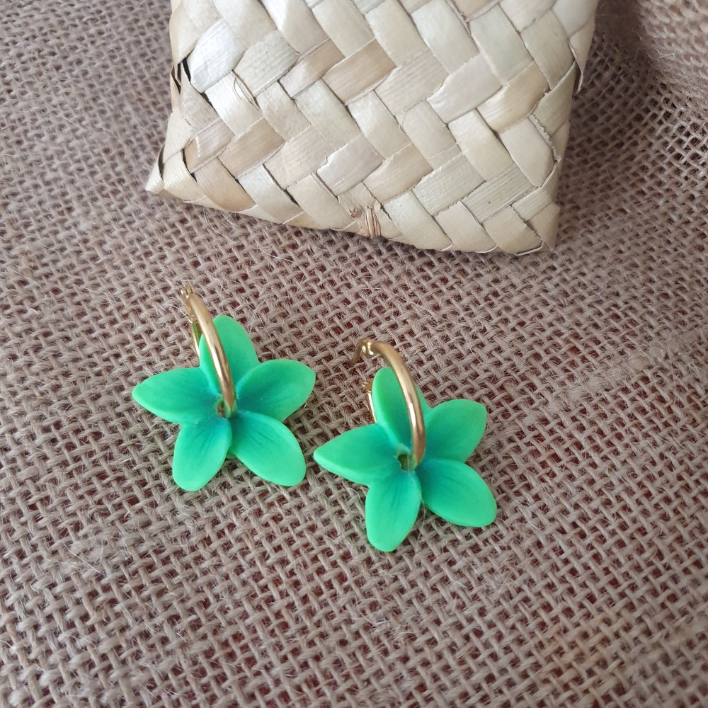 Boucles d'oreilles frangipanier artisanales en argile polymère fait main
