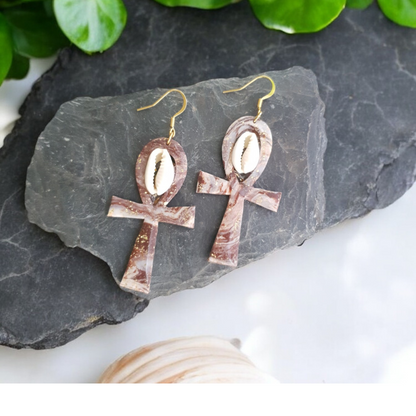 Boucles d'oreilles croix Ankh en argile polymère avec véritable cauri, modèle Force