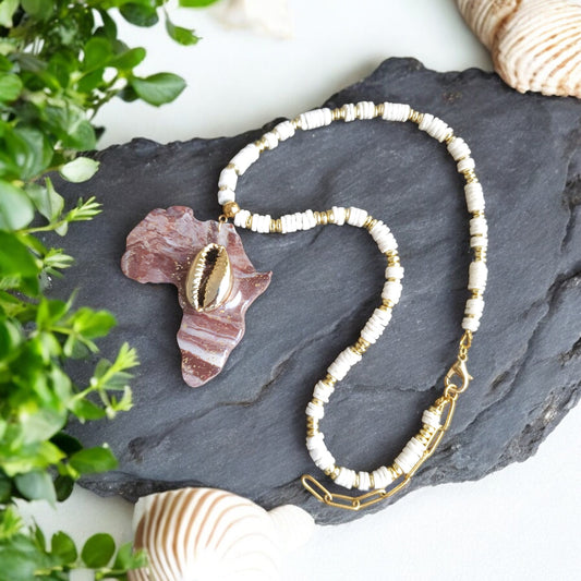 Collier carte Afrique artisanal Rayonnante en argile polymère avec perles en coquillage