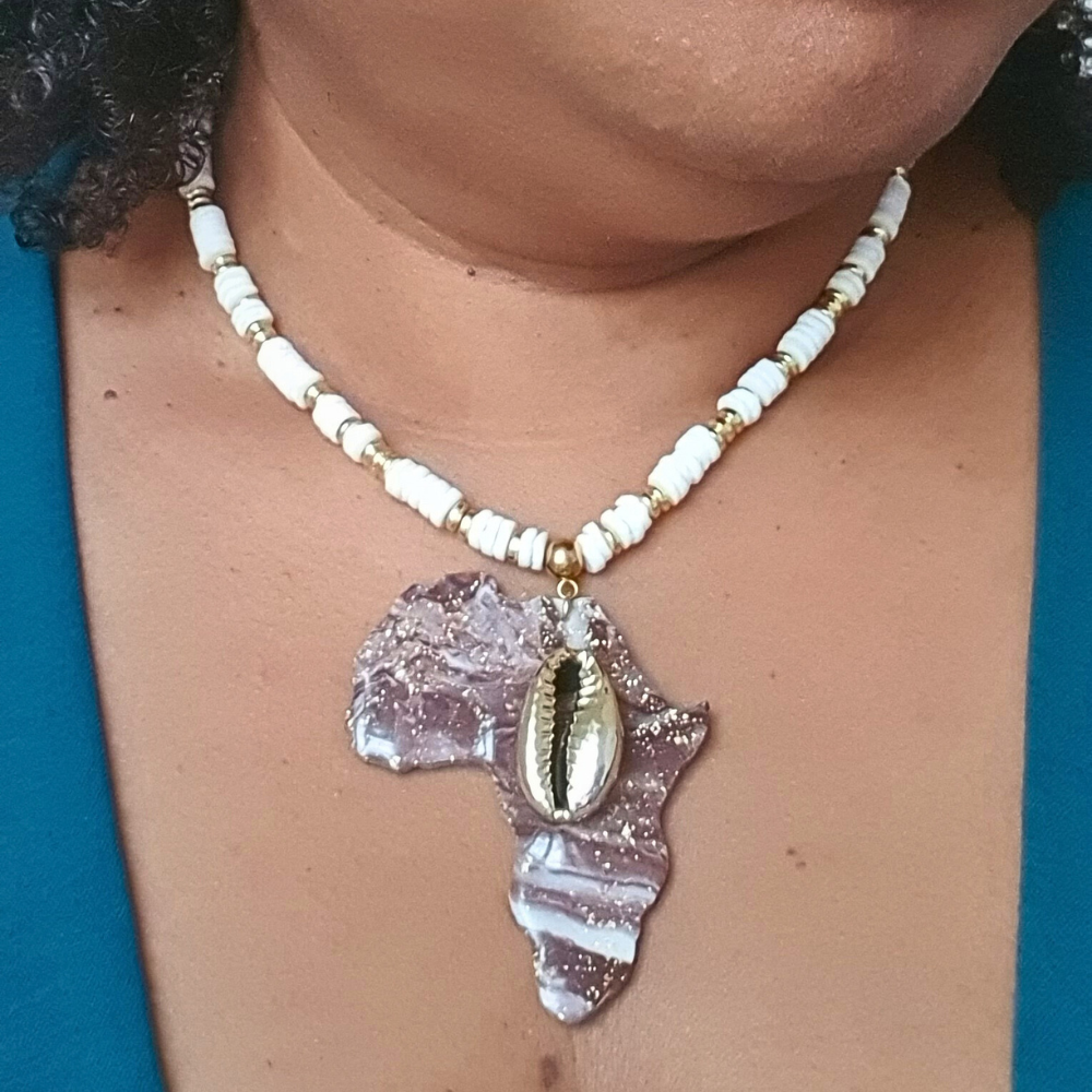 Collier Rayonnante porté avec pendentif carte d'Afrique et perles en coquillage