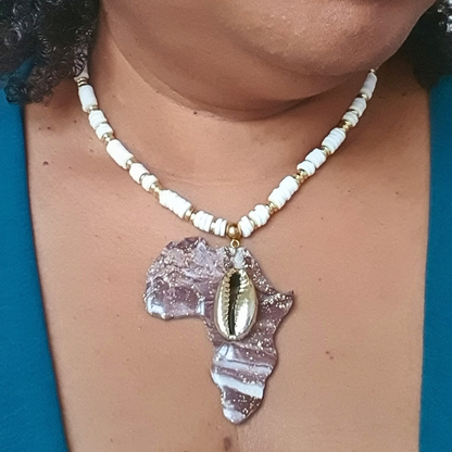 Collier Rayonnante porté avec pendentif carte d'Afrique et perles en coquillage