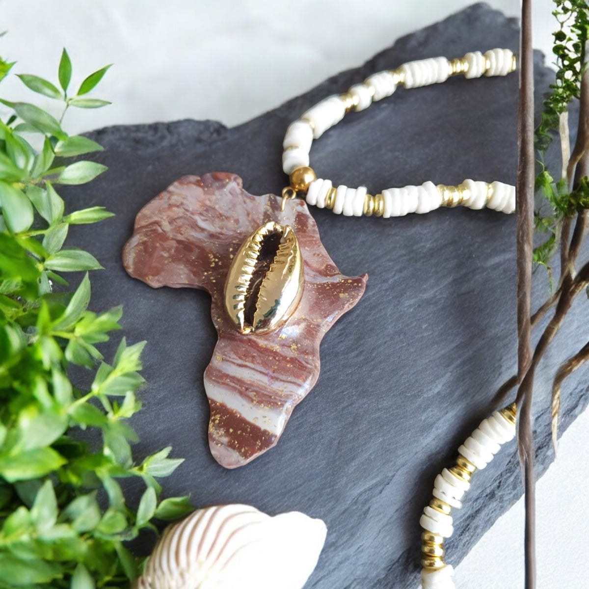 Collier Rayonnante pièce unique avec carte d'Afrique marbrée et cauri doré