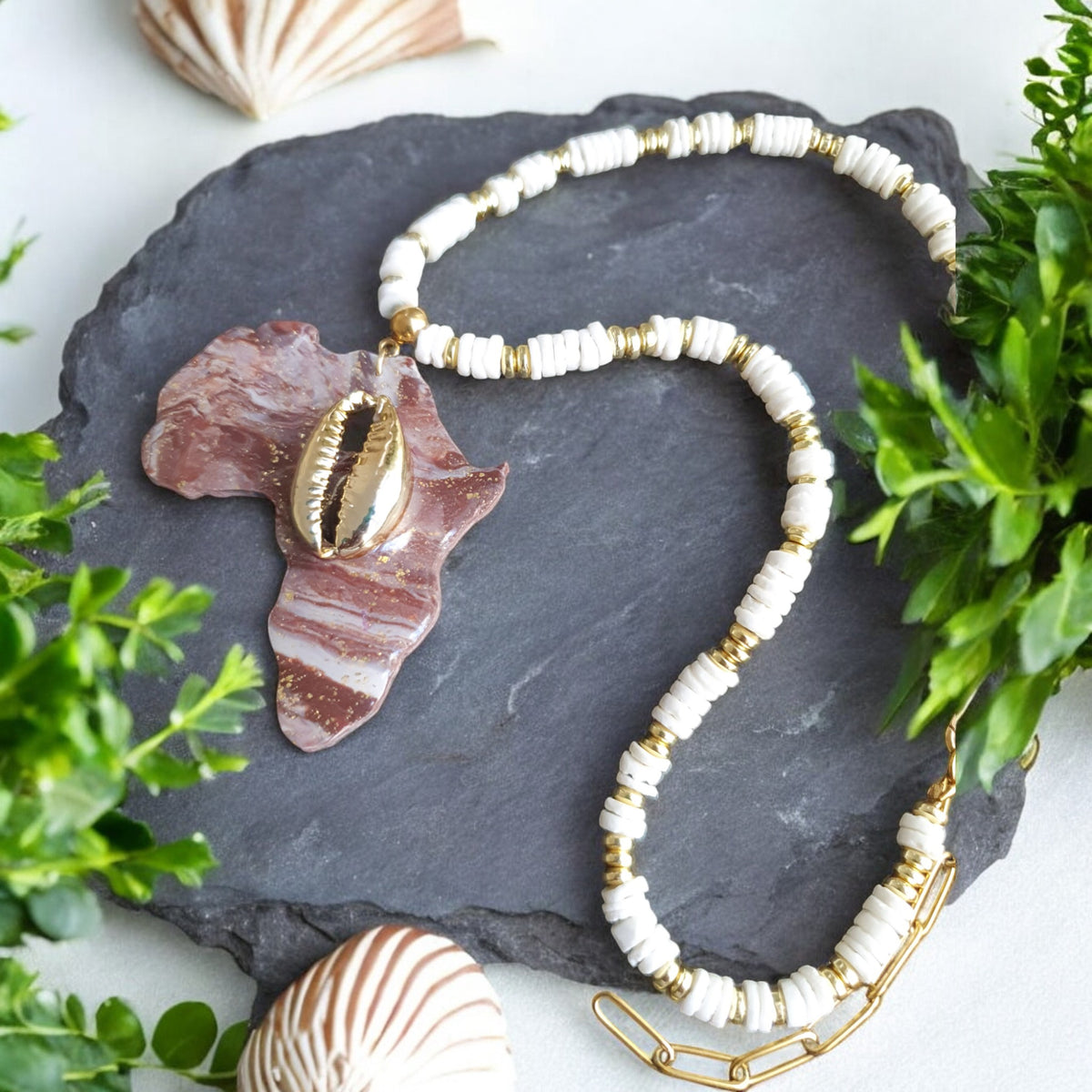 Collier Rayonnante avec perles blanches en coquillage et détails dorés